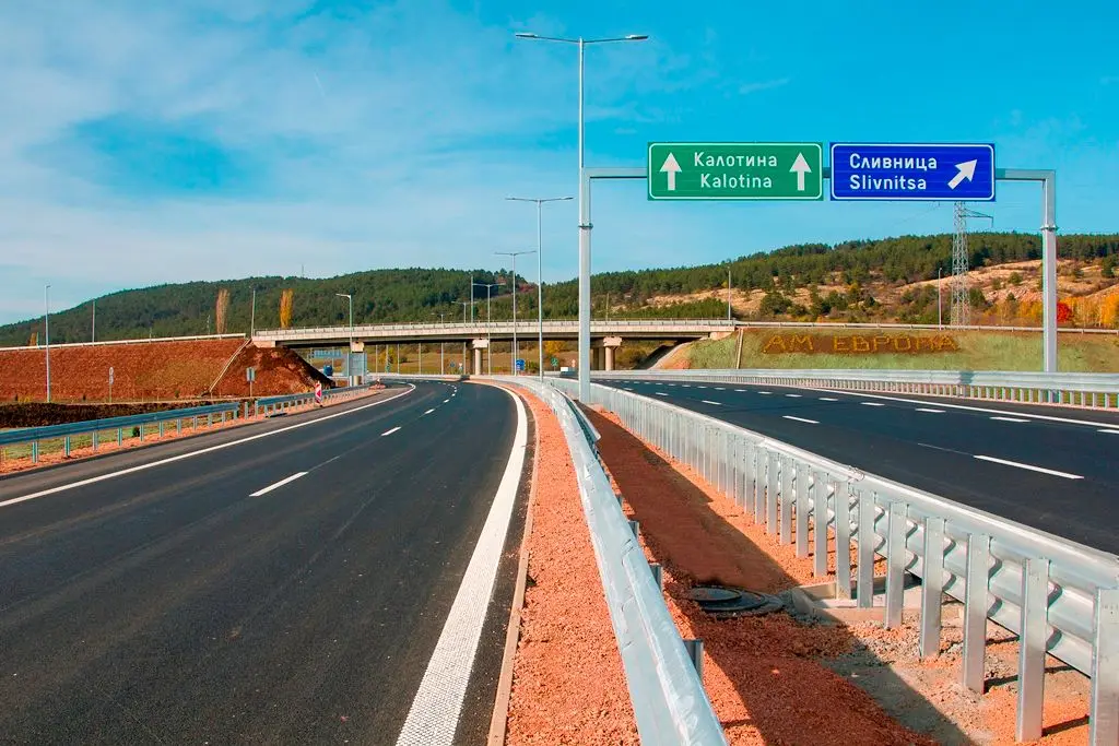 Europe motorway with signs pointing to Kalotina and the Slivnitsa exit.